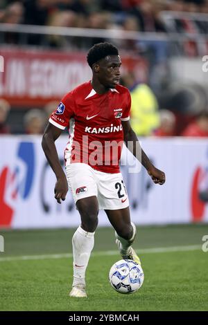 ALKMAAR - Ernest Poku von AZ Alkmaar während des niederländischen Eredivisie-Spiels zwischen AZ Alkmaar und PSV Eindhoven im AFAS-Stadion am 19. Oktober 2024 in Alkmaar, Niederlande. ANP MAURICE VAN STEEN Stockfoto