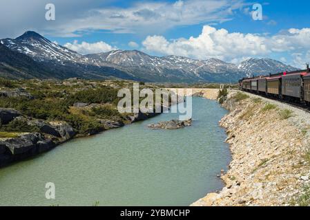 Ein Zug auf der White Pass and Yukon Route Railroad aus Skagway, Alaska, erreicht die Passhöhe in Kanada, bevor er zurück geht. Stockfoto