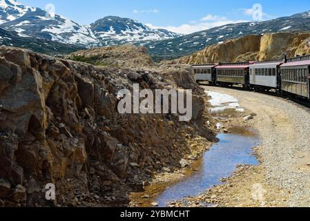 Ein Zug auf der White Pass and Yukon Route Railroad aus Skagway, Alaska, umrundet die Schleife oben auf dem Pass. Stockfoto