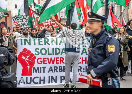 Pro-Palästina-Demo startete vom Palästina-Protestcamp an der Uni, Demonstrierende schwenken palästinensische Fahnen, München, 19. Oktober 2024 Deutschland, München, 19. Oktober 2024, Pro-Palästina-Demo zieht durch die Ludwigstraße, teilnehmende schwenken palästinensische Flaggen, skandieren Parolen wie Free Gaza, Free Palestine, der Pro-Palästina Demozug startete vom Palästina-Protestcamp vor der Ludwig-Maximilians-Universität, ca. 1,000 Teilnehmer, meist Studierende, ziehen am Samstagnachmittag durch die Innenstadt, Demo organisiert vom Palästina-Camp, Protest gegen die deutsche Unterstützung I Stockfoto