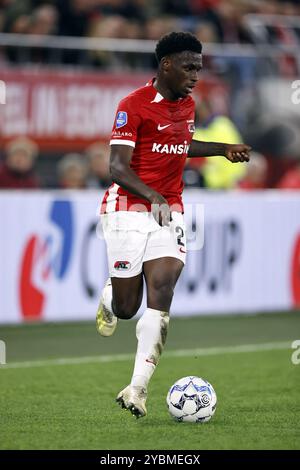 ALKMAAR - Ernest Poku von AZ Alkmaar während des niederländischen Eredivisie-Spiels zwischen AZ Alkmaar und PSV Eindhoven im AFAS-Stadion am 19. Oktober 2024 in Alkmaar, Niederlande. ANP MAURICE VAN STEEN Stockfoto