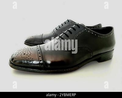 Hochwertige, Handgefertigte Britische Schuhe. Sonnenverblichener Zehenbereich. Medaillon Stockfoto