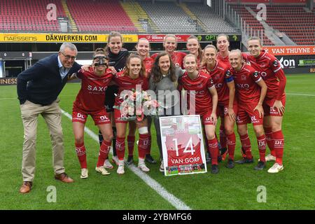 Waregem, Belgien. Oktober 2024. Elke Van Gorp mit ihren Mannschaftskameraden während ihres Abschieds bei einem Frauenfußballspiel zwischen Zulte-Waregem Dames und Standard Femina am 8. Spieltag der Saison 2024 - 2025 der Belgischen Lotto Womens Super League am Samstag, 19. Oktober 2024 in Waregem, BELGIEN. Quelle: Sportpix/Alamy Live News Stockfoto