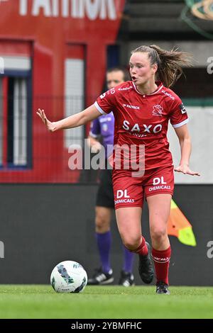 Waregem, Belgien. Oktober 2024. Loes Van Mullem (33) von Zulte Waregem, fotografiert während eines Frauenfußballspiels zwischen Zulte-Waregem Dames und Standard Femina am 8. Spieltag der Saison 2024–2025 der belgischen Lotto Womens Super League am Samstag, 19. Oktober 2024 in Waregem, BELGIEN. Quelle: Sportpix/Alamy Live News Stockfoto