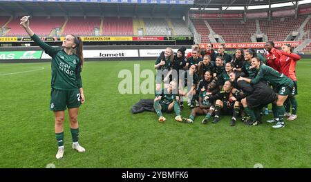 Waregem, Belgien. Oktober 2024. Die Spieler von Standard feiern ihren Sieg im Bild während eines Frauenfußballspiels zwischen Zulte-Waregem Dames und Standard Femina am 8. Spieltag der Saison 2024 - 2025 der Belgischen Lotto Womens Super League am Samstag, 19. Oktober 2024 in Waregem, BELGIEN. Quelle: Sportpix/Alamy Live News Stockfoto