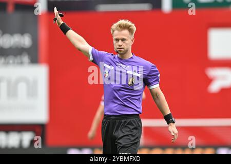 Waregem, Belgien. Oktober 2024. Schiedsrichter Lauren kühlt sich während eines Frauenfußballspiels zwischen Zulte-Waregem Dames und Standard Femina am 8. Spieltag der Saison 2024 - 2025 der Belgischen Lotto Womens Super League am Samstag, 19. Oktober 2024 in Waregem, BELGIEN. Quelle: Sportpix/Alamy Live News Stockfoto