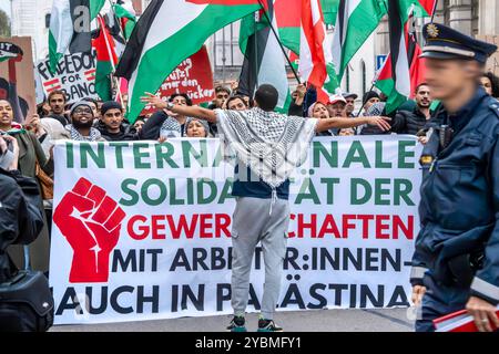 Pro-Palästina-Demo startete vom Palästina-Protestcamp an der Uni, Demonstrierende schwenken palästinensische Fahnen, München, 19. Oktober 2024 Deutschland, München, 19. Oktober 2024, Pro-Palästina-Demo zieht durch die Ludwigstraße, teilnehmende schwenken palästinensische Flaggen, skandieren Parolen wie Free Gaza, Free Palestine, der Pro-Palästina Demozug startete vom Palästina-Protestcamp vor der Ludwig-Maximilians-Universität, ca. 1,000 Teilnehmer, meist Studierende, ziehen am Samstagnachmittag durch die Innenstadt, Demo organisiert vom Palästina-Camp, Protest gegen die deutsche Unterstützung I Stockfoto
