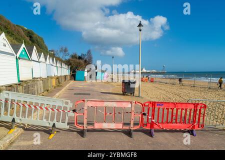 Bournemouth, Großbritannien - 19. Oktober 2024: Beschädigte Strandhütten durch einen Erdrutsch heute Morgen zwischen Durley Chine und West Cliff Beach. Stockfoto