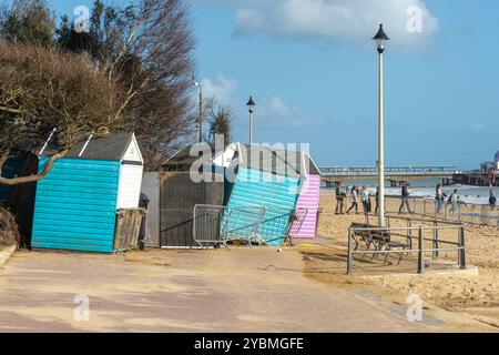 Bournemouth, Großbritannien - 19. Oktober 2024: Beschädigte Strandhütten durch einen Erdrutsch heute Morgen zwischen Durley Chine und West Cliff Beach. Stockfoto