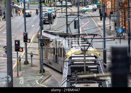 Manchester Metrolink ist ein Straßenbahn-/Stadtbahnsystem im Großraum Manchester, England. Das Netz verfügt über 99 Haltestellen auf einer Strecke von 64 Meilen (103 km) mit Normalspur und ist damit das umfangreichste Stadtbahnsystem im Vereinigten Königreich. Im Laufe des Geschäftsjahres 2023/24 wurden 42 Millionen Personenbeförderungen mit dem System durchgeführt. Metrolink gehört der öffentlichen Körperschaft Transport for Greater Manchester (TfGM) und ist Teil des Bee Network der Region. Es wird unter Vertrag von einem Keolis/Amey-Konsortium betrieben und gewartet. Stockfoto