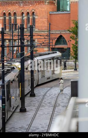 Manchester Metrolink ist ein Straßenbahn-/Stadtbahnsystem im Großraum Manchester, England. Das Netz verfügt über 99 Haltestellen auf einer Strecke von 64 Meilen (103 km) mit Normalspur und ist damit das umfangreichste Stadtbahnsystem im Vereinigten Königreich. Im Laufe des Geschäftsjahres 2023/24 wurden 42 Millionen Personenbeförderungen mit dem System durchgeführt. Metrolink gehört der öffentlichen Körperschaft Transport for Greater Manchester (TfGM) und ist Teil des Bee Network der Region. Es wird unter Vertrag von einem Keolis/Amey-Konsortium betrieben und gewartet. Stockfoto