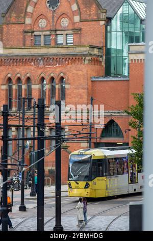 Manchester Metrolink ist ein Straßenbahn-/Stadtbahnsystem im Großraum Manchester, England. Das Netz verfügt über 99 Haltestellen auf einer Strecke von 64 Meilen (103 km) mit Normalspur und ist damit das umfangreichste Stadtbahnsystem im Vereinigten Königreich. Im Laufe des Geschäftsjahres 2023/24 wurden 42 Millionen Personenbeförderungen mit dem System durchgeführt. Metrolink gehört der öffentlichen Körperschaft Transport for Greater Manchester (TfGM) und ist Teil des Bee Network der Region. Es wird unter Vertrag von einem Keolis/Amey-Konsortium betrieben und gewartet. Stockfoto