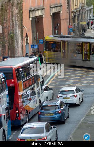 Manchester Metrolink ist ein Straßenbahn-/Stadtbahnsystem im Großraum Manchester, England. Das Netz verfügt über 99 Haltestellen auf einer Strecke von 64 Meilen (103 km) mit Normalspur und ist damit das umfangreichste Stadtbahnsystem im Vereinigten Königreich. Im Laufe des Geschäftsjahres 2023/24 wurden 42 Millionen Personenbeförderungen mit dem System durchgeführt. Metrolink gehört der öffentlichen Körperschaft Transport for Greater Manchester (TfGM) und ist Teil des Bee Network der Region. Es wird unter Vertrag von einem Keolis/Amey-Konsortium betrieben und gewartet. Stockfoto