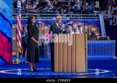 CHICAGO, Illinois – 19. August 2024: Pastorin Cindy Rudolph und Rabbi Michael Beals bieten auf der Demokratischen Nationalversammlung 2024 einen Segen an. Stockfoto