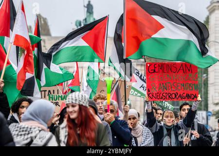 Pro-Palästina-Demo startete vom Palästina-Protestcamp an der Uni, Demonstrierende schwenken palästinensische Fahnen, München, 19. Oktober 2024 Deutschland, München, 19. Oktober 2024, Pro-Palästina-Demo zieht durch die Ludwigstraße, im Hintergrund das Siegestor, teilnehmende schwenken palästinensische Flaggen, skandieren Parolen wie Free Gaza, Free Palestine, der Pro-Palästina Demozug startete vom Palästina-Protestcamp vor der Ludwig-Maximilians-Universität, ca. 1,000 Teilnehmer, meist Studierende, ziehen am Samstagnachmittag durch die Innenstadt, Demo organisiert vom Palästina-Camp, Protestgege Stockfoto