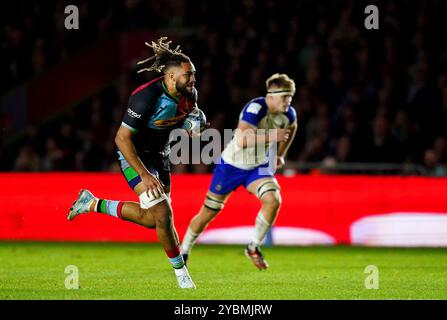 Harlequins' Chandler Cunningham-South lief mit dem Ball während des Gallagher Premiership-Spiels im Twickenham Stoop Stadium in London. Bilddatum: Samstag, 19. Oktober 2024. Stockfoto