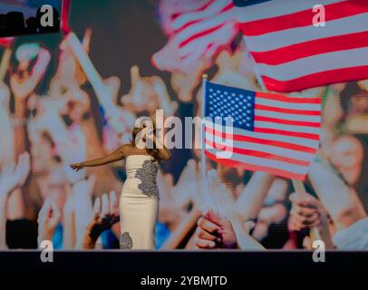 CHICAGO, Illinois – 19. August 2024: Der US-amerikanische Country-Künstler Mickey Guyton tritt 2024 auf der Democratic National Convention im United Center auf. Stockfoto