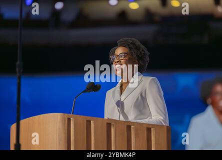 CHICAGO, Illinois – 19. August 2024: Rep. Lauren Underwood (D-IL) spricht über die Demokratische Nationalversammlung 2024 im United Center. Stockfoto