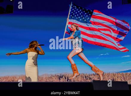 CHICAGO, Illinois – 19. August 2024: Der US-amerikanische Country-Künstler Mickey Guyton tritt 2024 auf der Democratic National Convention im United Center auf. Stockfoto