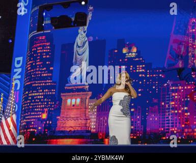 CHICAGO, Illinois – 19. August 2024: Der US-amerikanische Country-Künstler Mickey Guyton tritt 2024 auf der Democratic National Convention im United Center auf. Stockfoto