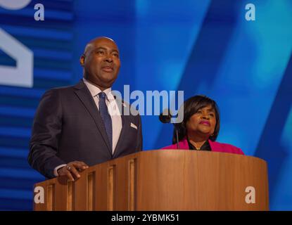 CHICAGO, Illinois – 19. August 2024: Jaime Harrison und Minyon Moore sprechen 2024 im United Center in Chicago. Stockfoto