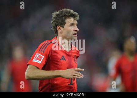 München, Deutschland, 19. Oktober 2024: Fussball, Herren, Bundesliga, Saison 2024/2025, FC Bayern München - VFB Stuttgart, Allianz Arena Thomas Müller, Müller (FC Bayern München) Kopf, Oberkörper DFB, DFL Vorschriften verbieten jede Verwendung von Fotografien als Bildsequenzen und/oder Quasi-Video Stockfoto