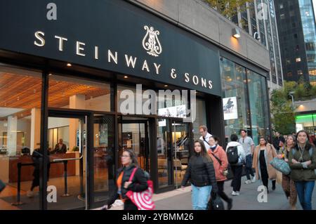 Ein Steinway & Sons Klavierladen befindet sich in Manhattan, New York City. Stockfoto