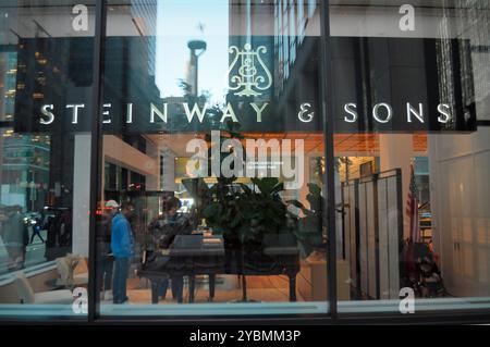 Ein Steinway & Sons Klavierladen befindet sich in Manhattan, New York City. Stockfoto