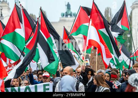Pro-Palästina-Demo startete vom Palästina-Protestcamp an der Uni, Demonstrierende schwenken palästinensische Fahnen, München, 19. Oktober 2024 Deutschland, München, 19. Oktober 2024, Pro-Palästina-Demo zieht durch die Ludwigstraße, teilnehmende schwenken palästinensische Flaggen, skandieren Parolen wie Free Gaza, Free Palestine, der Pro-Palästina Demozug startete vom Palästina-Protestcamp vor der Ludwig-Maximilians-Universität, ca. 1,000 Teilnehmer, meist Studierende, ziehen am Samstagnachmittag durch die Innenstadt, Demo organisiert vom Palästina-Camp, Protest gegen die deutsche Unterstützung I Stockfoto