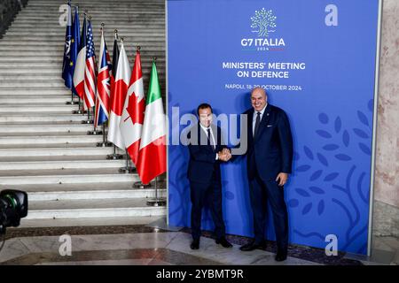 Neapel - Neapel 19-19-2024 die G7-Verteidigung ist im Gange, Minister Crosetto eröffnet das Verfahren im Königspalast von Neapel auf dem Foto Sebastien Lecornu Minister der Streitkräfte und Veteranen von Frankreich (NeaPhoto) nur redaktionelle Verwendung Stockfoto