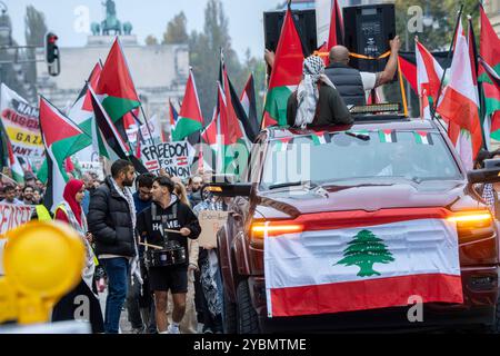 Pro-Palästina-Demo startete vom Palästina-Protestcamp an der Uni, Demonstrierende schwenken palästinensische Fahnen, vorn Fahne Libanons, München, 19. Oktober 2024 Deutschland, München, 19. Oktober 2024, Pro-Palästina-Demo zieht durch die Ludwigstraße, teilnehmende schwenken palästinensische Flaggen, vorneweg der Lautsprecherwagen, geschmückt mit der Flagge Libanons, teilnehmende skandieren Parolen wie Free Gaza, Free Palestine, der Pro-Palästina Demozug startete vom Palästina-Protestcamp vor der Ludwig-Maximilians-Universität, ca. 1,000 Teilnehmer, meist Studierende, ziehen am Samstagnachmittag Stockfoto