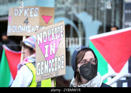 Birmingham, England, Großbritannien. Oktober 2024. Demonstranten versammeln sich vor dem BBC-Gebäude mit Schildern mit der Aufschrift „˜No Stolz in Genocide“ und „˜Dykes for Decolonization“ während der Demonstration. Demonstranten versammeln sich, um gegen die BBC und die Western Media zu marschieren. Die Demonstranten argumentieren, dass die Medien nicht einmal überliefert wurden, wenn sie Nachrichten aus dem Nahen Osten berichteten, was die Ereignisse in Gaza und im Libanon zugunsten des israelischen Regimes verzerrt. Sie glauben, dass dieses Verhalten diese Organisationen zu Komplizen an dem, was sie als Völkermord am palästinensischen Volk betrachten. Stockfoto