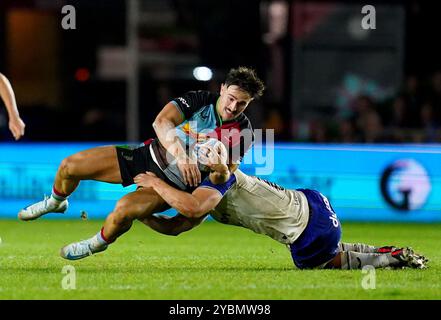 Harlequins’ Cadan Murley (links) wird von Bath's Guy Pepper während des Gallagher Premiership Matches im Twickenham Stoop Stadium in London angegriffen. Bilddatum: Samstag, 19. Oktober 2024. Stockfoto