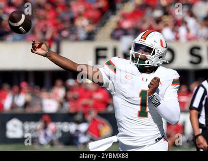 Louisville, Usa. Oktober 2024. Miami Hurricanes Quarterback Cam Wood (1) wirft unter Druck der Louisville Cardinals Defense während der ersten Spielhälfte im L&N Stadium am Samstag, den 19. Oktober 2024, in Louisville, Kentucky. Foto von John Sommers II/UPI Credit: UPI/Alamy Live News Stockfoto