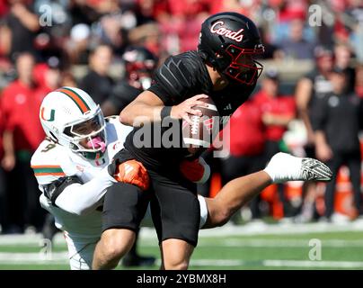 Louisville, Usa. Oktober 2024. Der Quarterback Tyler Slough der Louisville Cardinals (9) kämpft in der ersten Spielhälfte im L&N Stadium am Samstag, den 19. Oktober 2024, in Louisville, Kentucky, um sich von den Miami Hurricanes Damari Brown (6) zu befreien. Foto von John Sommers II/UPI Credit: UPI/Alamy Live News Stockfoto