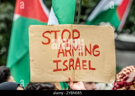 Hör auf, Israel zu bewaffnen, Protestschild gegen deutsche Waffenlieferungen an Israel, bei Pro-Palästina-Demo, München, 19. Oktober 2024 Deutschland, München, 19. Oktober 2024, Stop Armierung Israel, Protestschild gegen Waffenlieferungen an Israel, bei Pro-Palästina-Demo, teilnehmende schwenken palästinensische Flaggen, der Pro-Palästina Demozug startete vom Palästina-Protestcamp vor der Ludwig-Maximilians-Universität, ca. 1,000 Teilnehmer, meist Studierende, ziehen am Samstagnachmittag durch die Innenstadt, Demo organisiert vom Palästina-Camp, Protest gegen die deutsche Unterstützung Israels, gegen die IS Stockfoto