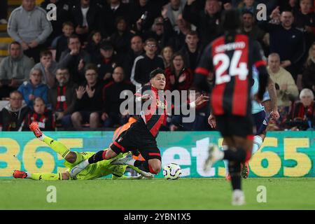 Bournemouth's Evanilson wird von Arsenal Torhüter David Raya (links) bekämpft und gewinnt im Vitality Stadium in Bournemouth einen Elfmeter. Bilddatum: Samstag, 19. Oktober 2024. Stockfoto