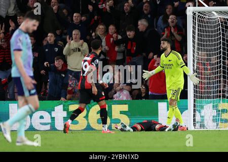 Arsenal-Torhüter David Raya (rechts) reagiert, nachdem er Bournemouths Evanilson während des Premier-League-Spiels im Vitality Stadium in Bournemouth im Strafraum besiegt hatte. Bilddatum: Samstag, 19. Oktober 2024. Stockfoto