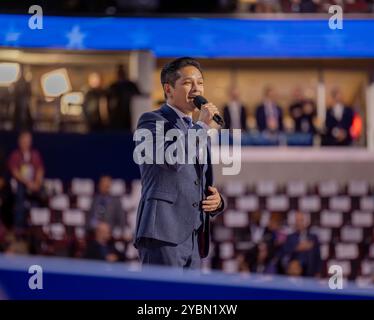 CHICAGO, Illinois – 20. August 2024: Aristoteles Garcia Byrne spielt das Star-Spangled Banner auf der Democratic National Convention 2024 in Chicago. Stockfoto