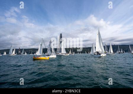 Ein allgemeiner Überblick über die 56. Ausgabe der Barcolana International Yachting Regatta in Triest, Italien, am 13. Oktober 2024. Das historische Barcolana Stockfoto