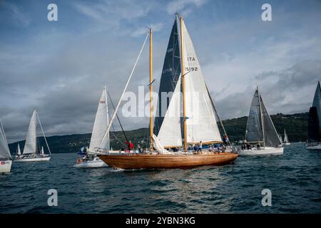 Ein allgemeiner Überblick über die 56. Ausgabe der Barcolana International Yachting Regatta in Triest, Italien, am 13. Oktober 2024. Das historische Barcolana Stockfoto