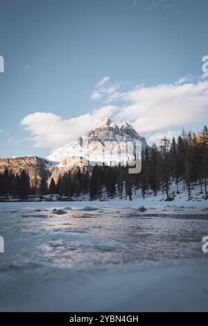 Flacher Blick auf die drei Zinnen vom gefrorenen Misurinasee in Tirol, Italien. Stockfoto