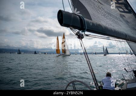 Ein allgemeiner Überblick über die 56. Ausgabe der Barcolana International Yachting Regatta in Triest, Italien, am 13. Oktober 2024. Das historische Barcolana Stockfoto