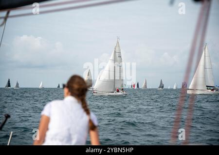 Ein allgemeiner Überblick über die 56. Ausgabe der Barcolana International Yachting Regatta in Triest, Italien, am 13. Oktober 2024. Das historische Barcolana Stockfoto