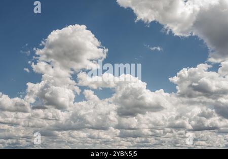 Im Frühjahr füllen weiße Zirruswolken den Himmel bis zum Horizont. Europäisches Normalpapier. Stockfoto