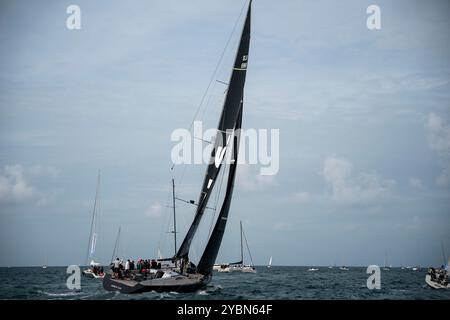 Ein allgemeiner Überblick über die 56. Ausgabe der Barcolana International Yachting Regatta in Triest, Italien, am 13. Oktober 2024. Das historische Barcolana Stockfoto