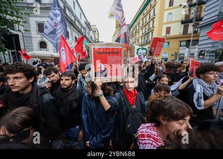 Neapel, Italien, 19. Oktober 2024. Menschen mit einem Foto des italienischen Ministers Guido Crosetto während des Protestes gegen die G7 der Verteidigungsminister in Neapel. Quelle: Marco Cantile/Alamy Live News Stockfoto