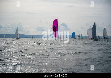 Ein allgemeiner Überblick über die 56. Ausgabe der Barcolana International Yachting Regatta in Triest, Italien, am 13. Oktober 2024. Das historische Barcolana Stockfoto