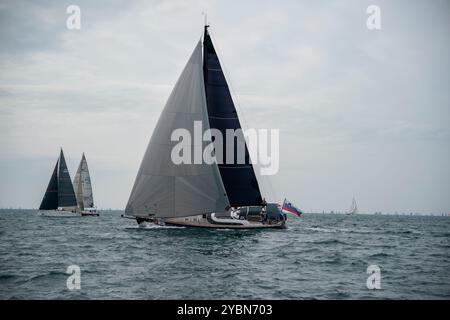 Ein allgemeiner Überblick über die 56. Ausgabe der Barcolana International Yachting Regatta in Triest, Italien, am 13. Oktober 2024. Das historische Barcolana Stockfoto