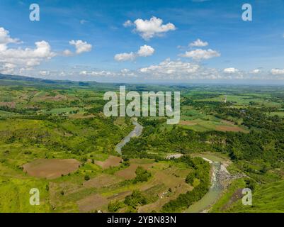 Luftdrohne des Flusses in einem Canyon auf der Insel Negros. Philippinen. Stockfoto